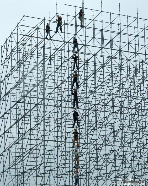 “鋼管腳手架,高處風(fēng)景雖好可別忘了自身安quan”